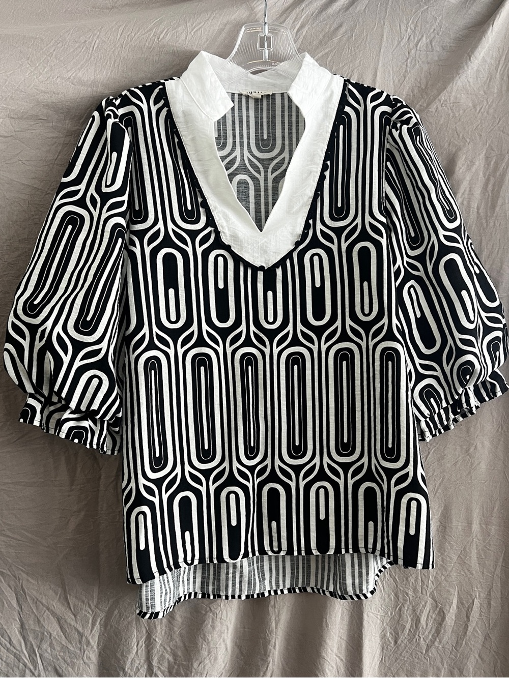 JODIFL Black and White Geometric V-Neck Blouse with Standing Collar